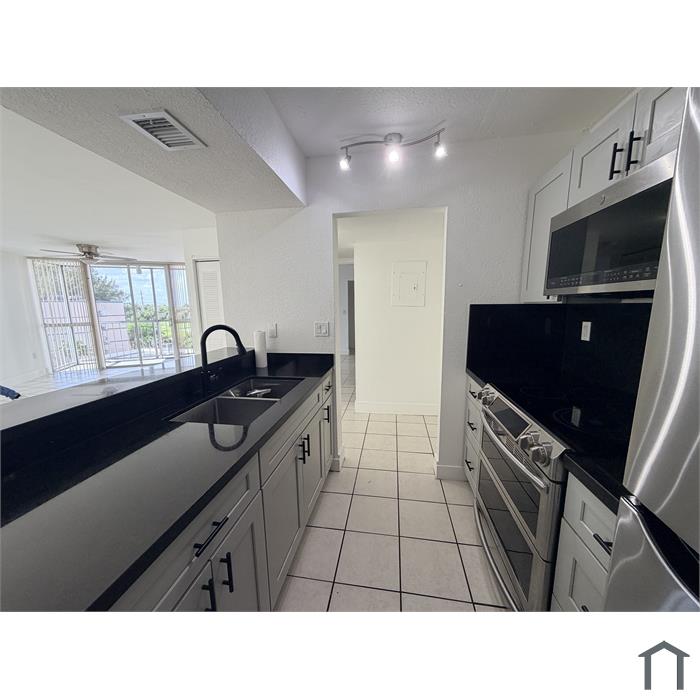 7035 NW 186th St