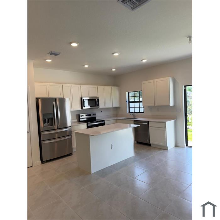 813 SW 11th Ter