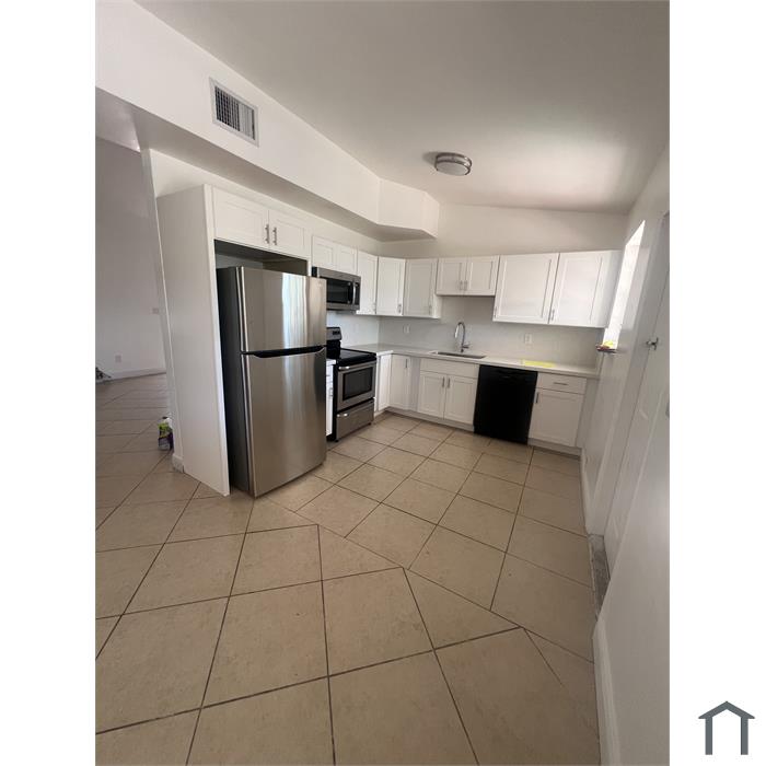 560 NE 175th Ter