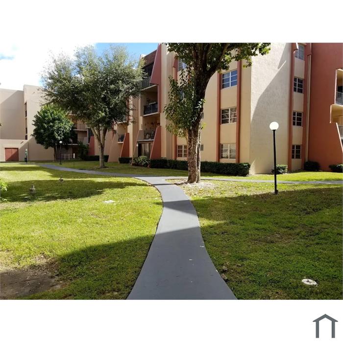 13715 Kendale Lakes Cir