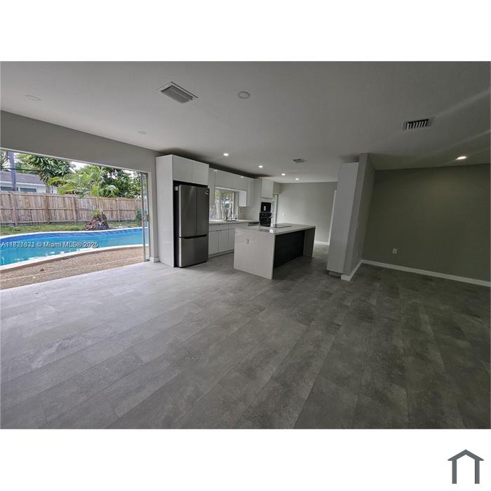 221 SW 53rd Ave