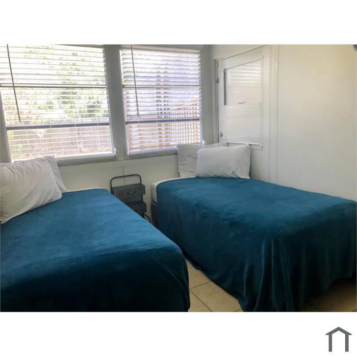 2 bedroom / 1 Bath Duplex Central Apollo Beach A Rated Schools Private Yard