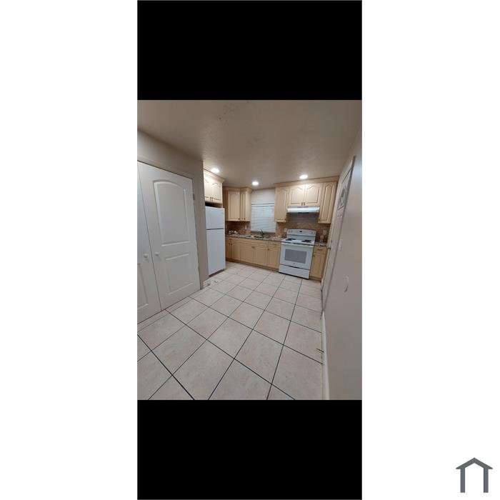923 E Lotus Ave