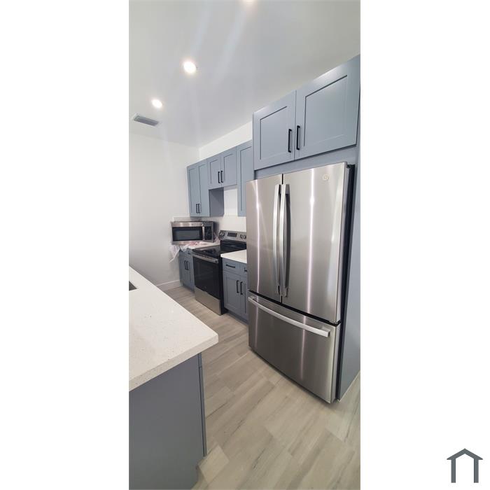 878 Apartment St E