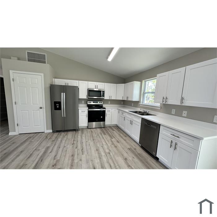 327 Lester Ave S