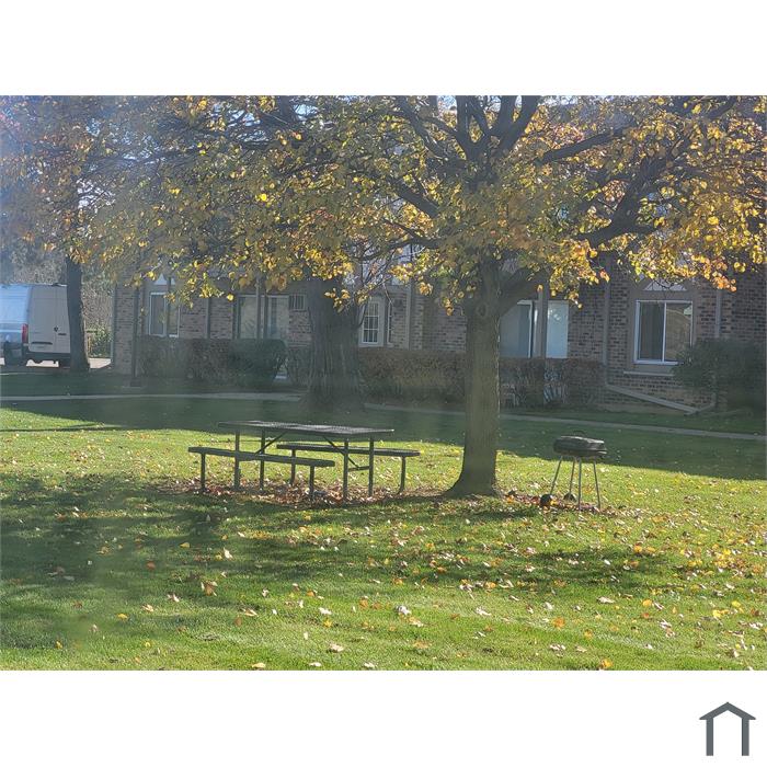16W470 Lake Dr