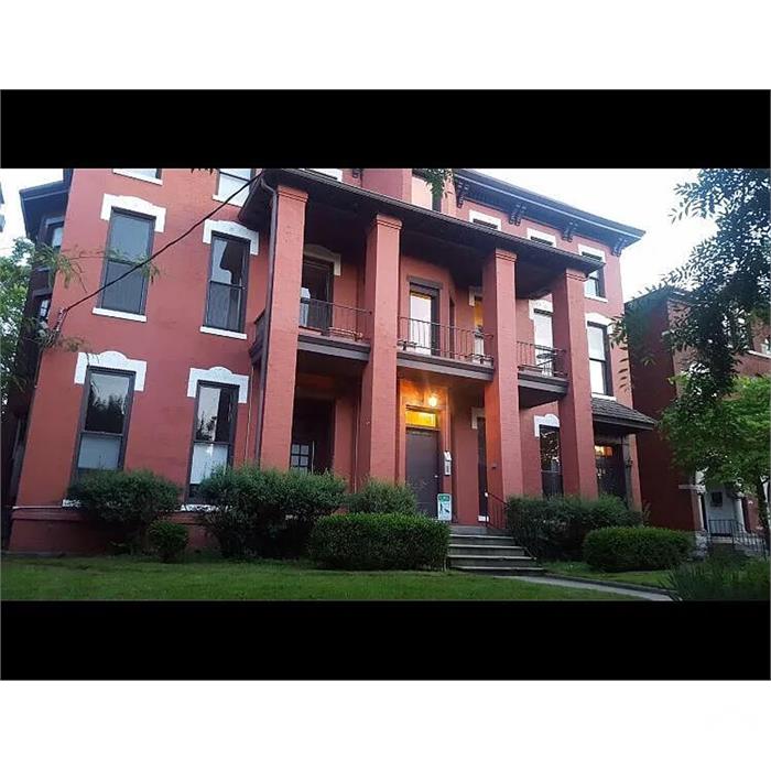 208 W Ormsby Ave