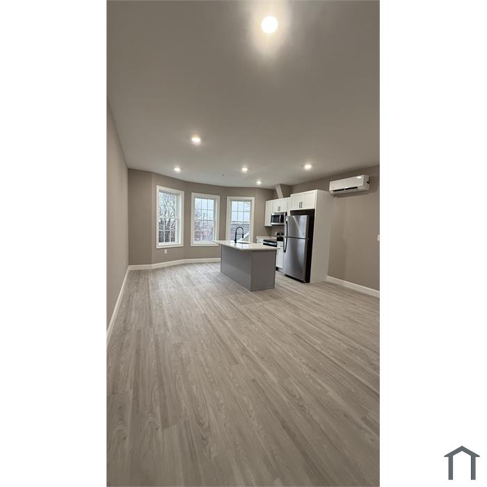 100R Main Street LLC