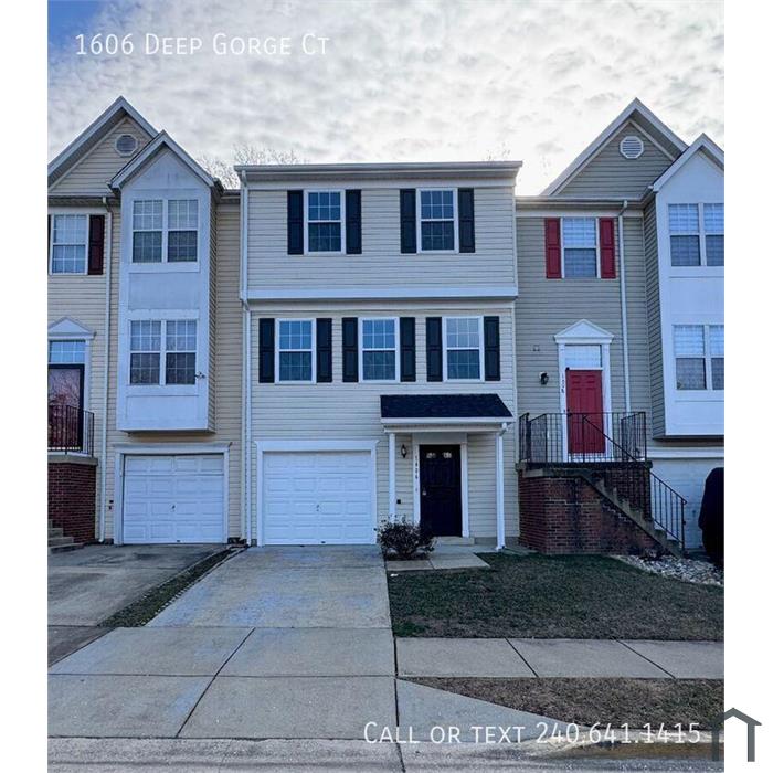 Charming 3 BR/2 Full BA & 2 Half BA Townhome in Oxon Hill!