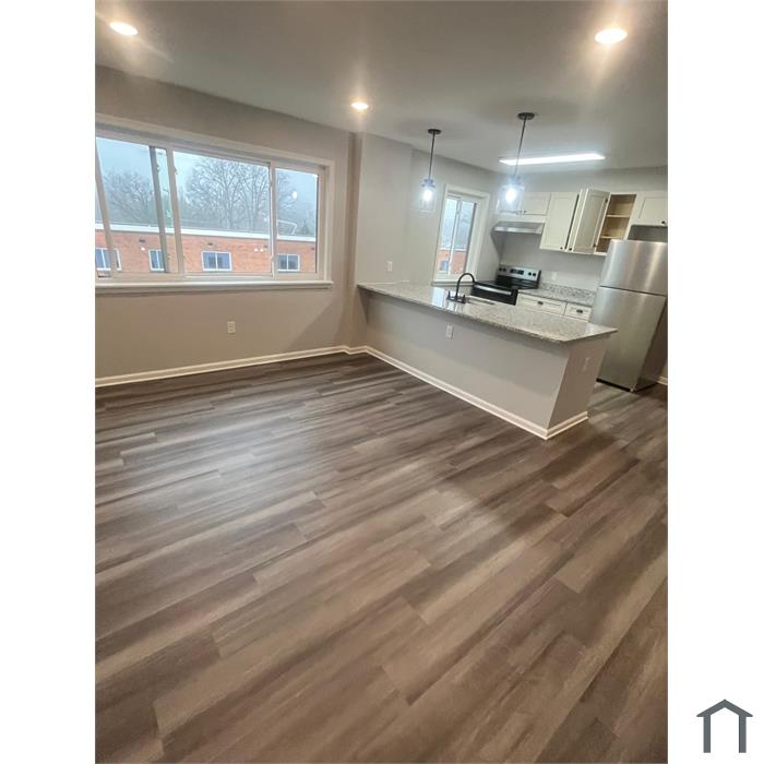49 W Diamond Ave