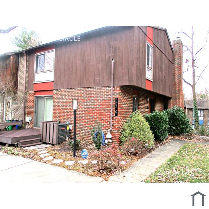 Spacious 3 BR/2 Full BA & 2 Half BA Townhouse in Columbia!