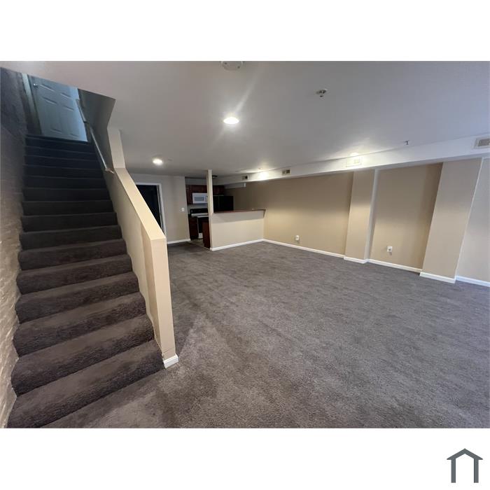 219 1/2 E North Ave
