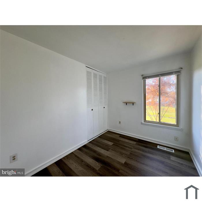 8 King Henry Cir
