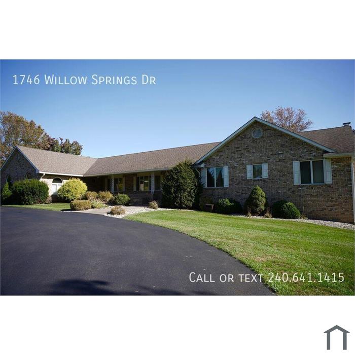 Grand 4 BR/3.5 BA Single-Family Home in Willow Highlands!