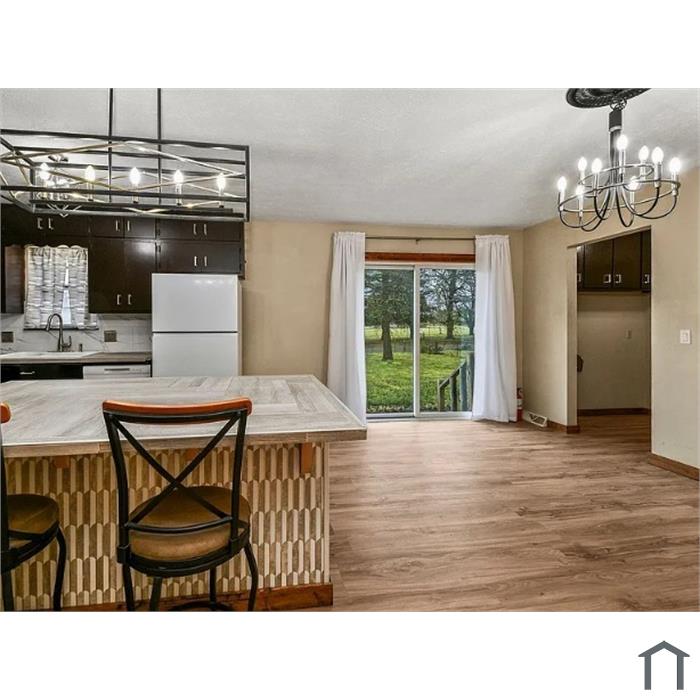 2744 W Sylvia Ct