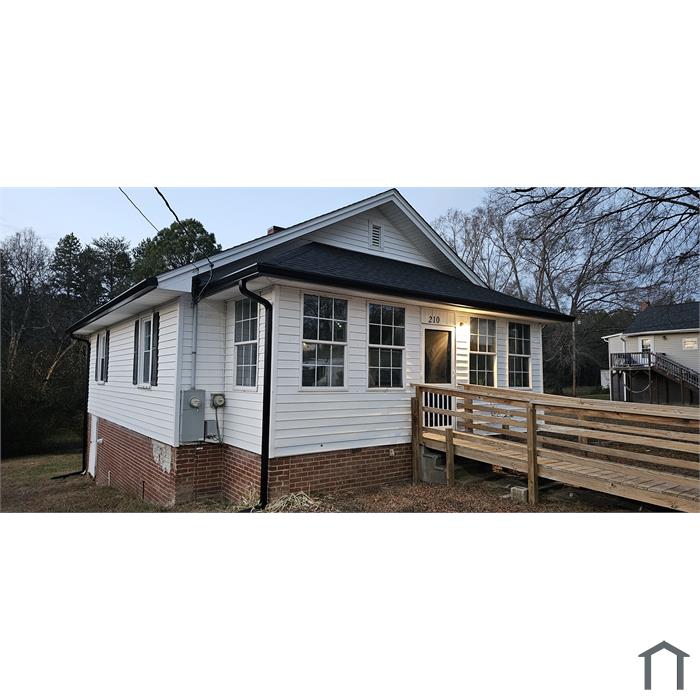 210 Lincoln St, Badin, NC 28009