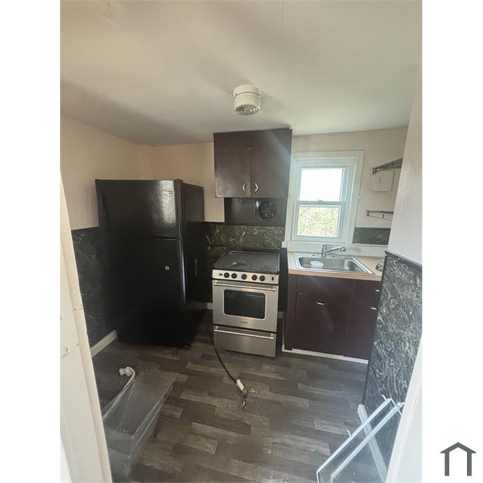 120 Warwick Rd N