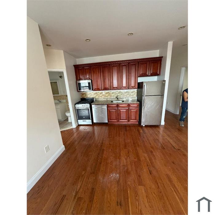 390 Wadsworth Ave