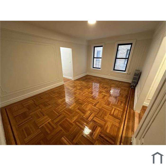 1932 Loring Pl S