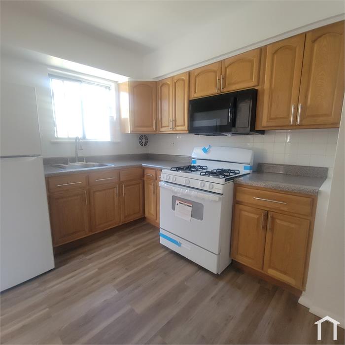 463 Bolton Ave