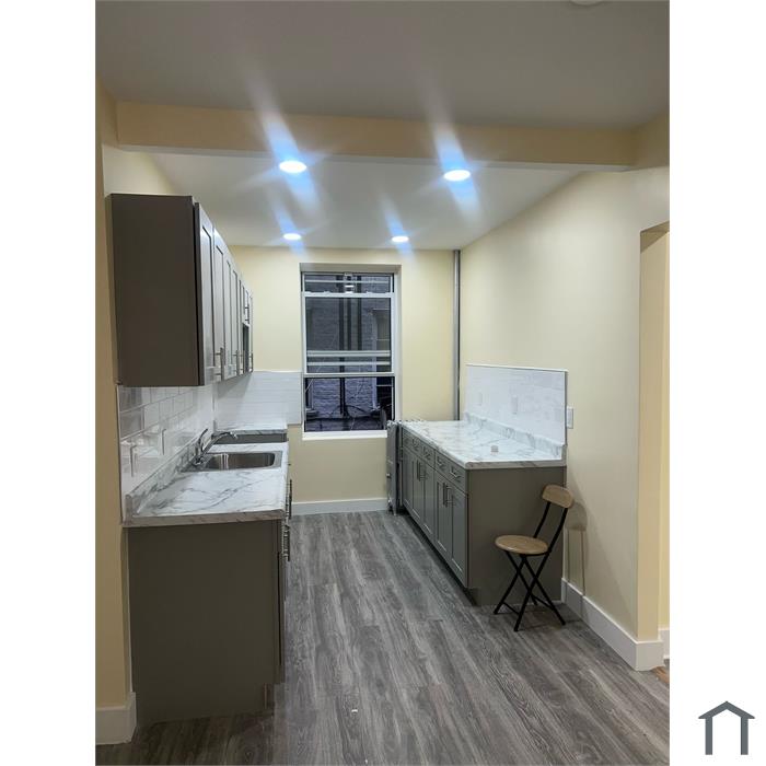 132 E 52nd St