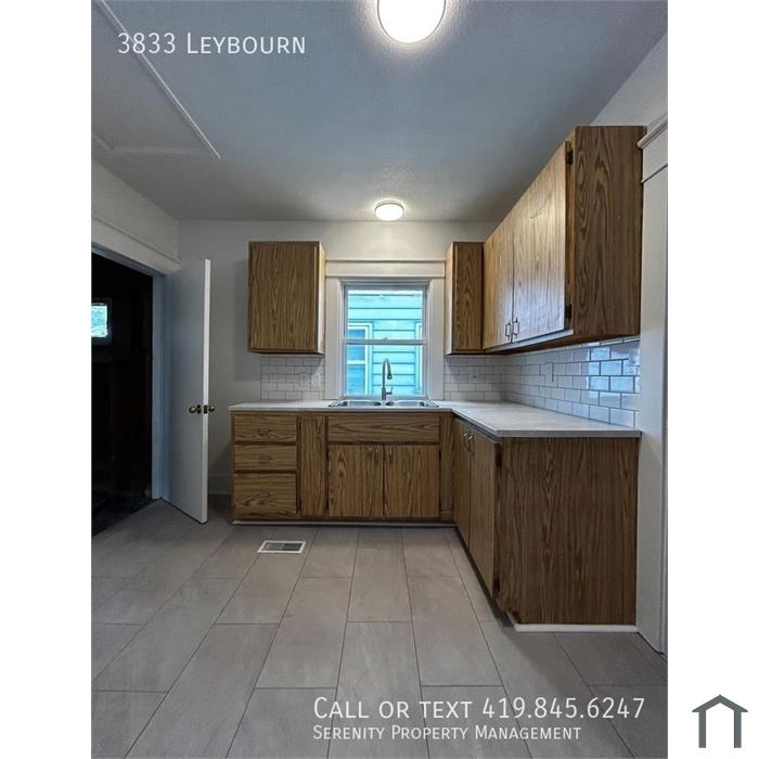 3833 Leybourn Ave