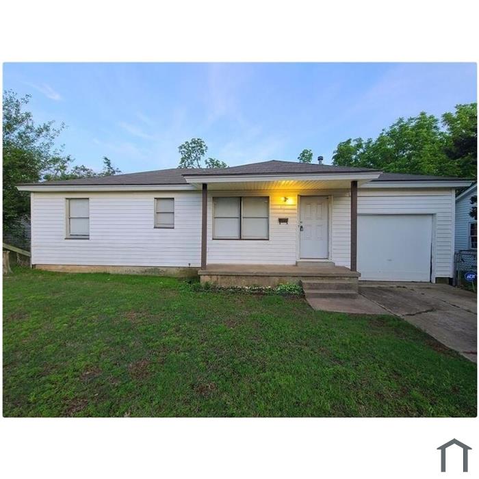 1004 Holly Ln