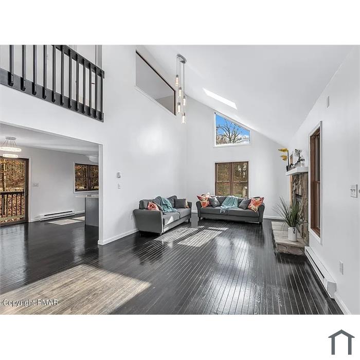 1076 Lancaster Dr