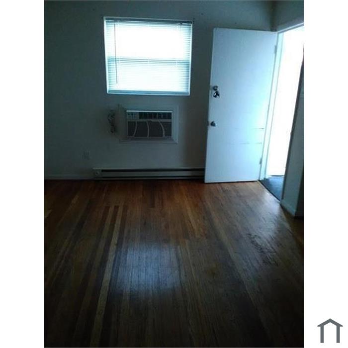 904 Booth St