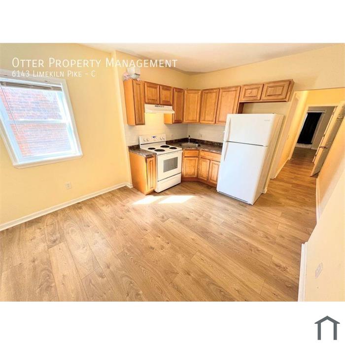 2BR/1BA Sunny Apartment with Private Back Patio Area