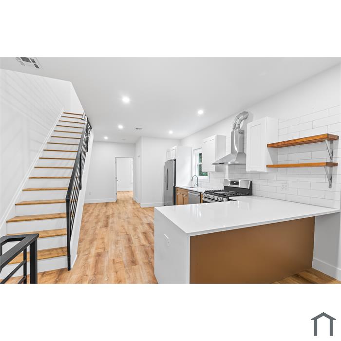 442 W Queen Ln