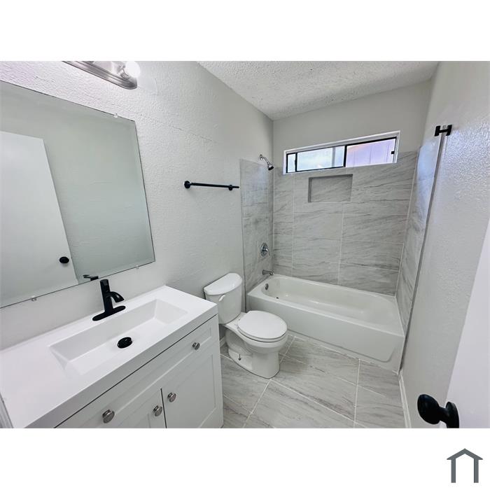 1460 Larchmont Dr