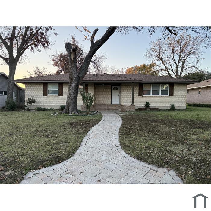 103 N Lois Ln