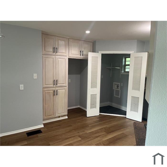 327 S 4th St