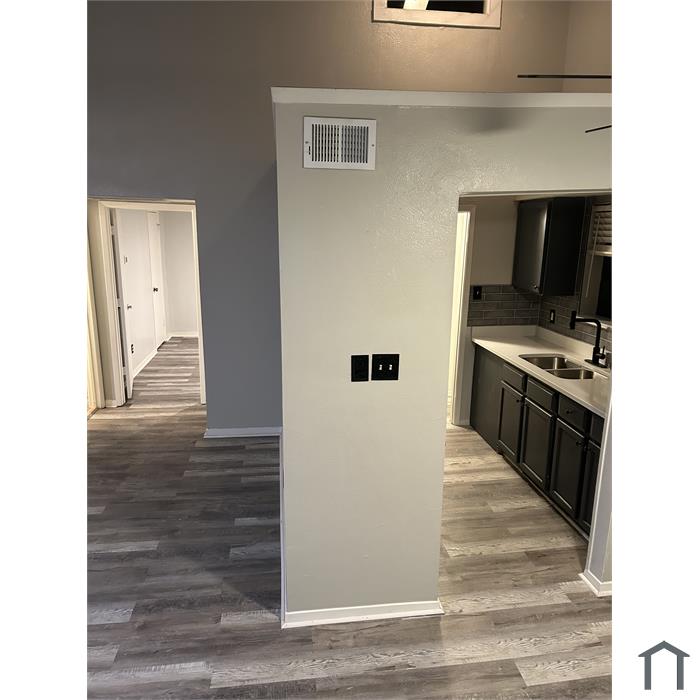 6646 E Lovers Ln