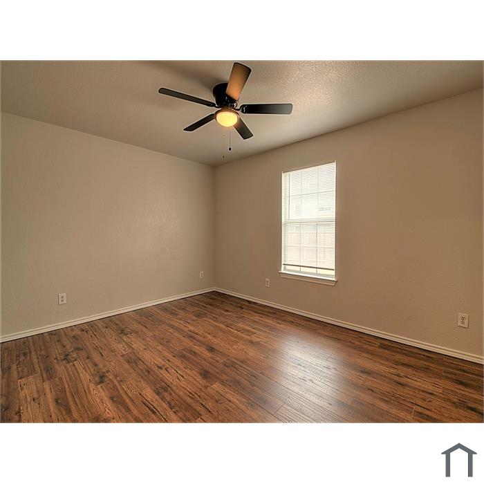 312 Queens Ct N