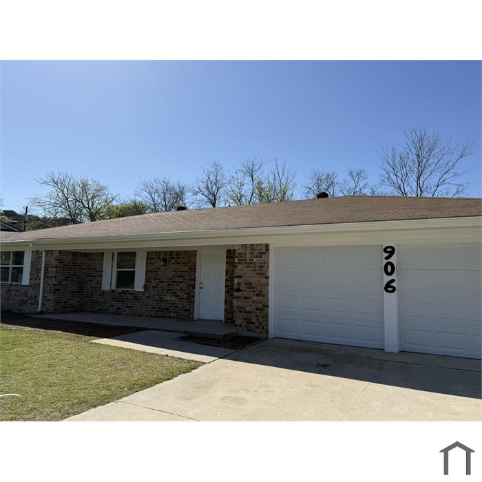 906 Lynn Ln