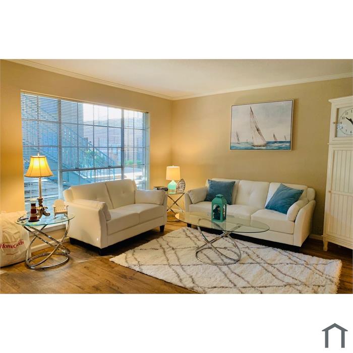 La Plaza Apartments 