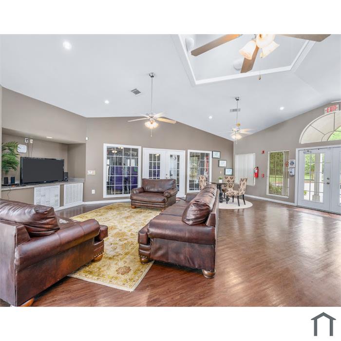 Pine Club Apartments