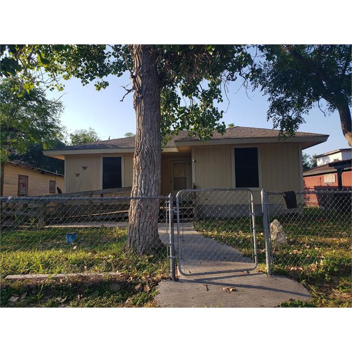 832 Martinez St