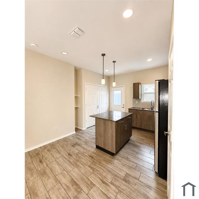 4907 N Hiawatha Dr