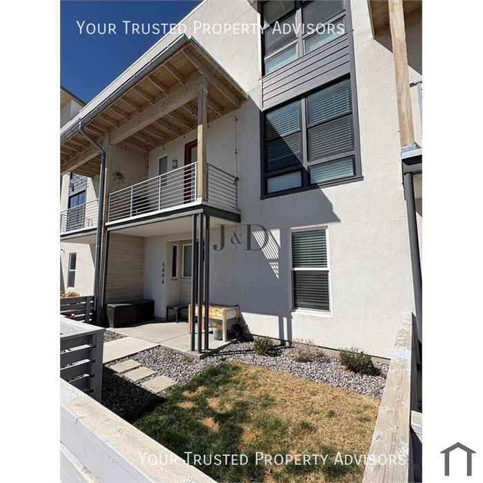 Beautiful Townhome in the heart of Daybreak!