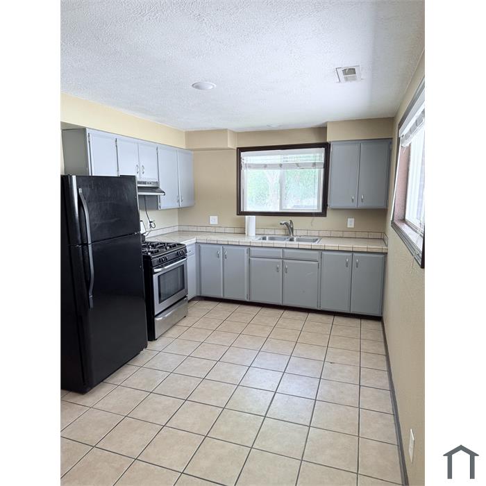 24 E Claybourne Ave
