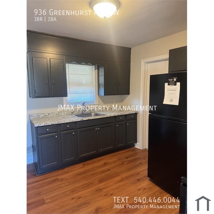 936 Greenhurst Ave NW